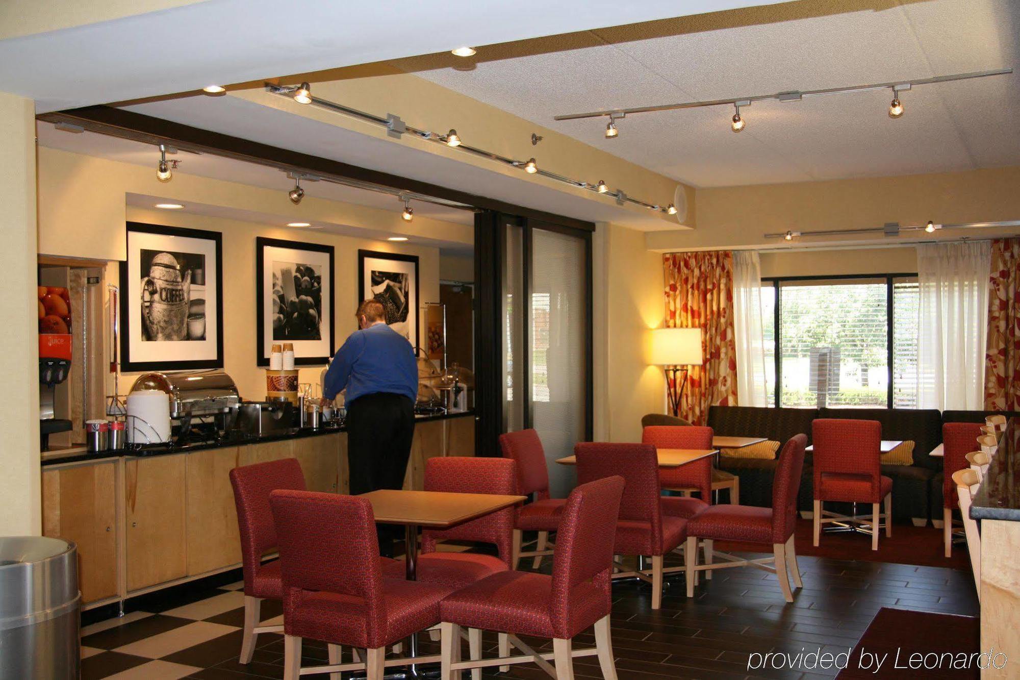 Hampton Inn Louisville Airport Fair/Expo Center Restaurant photo