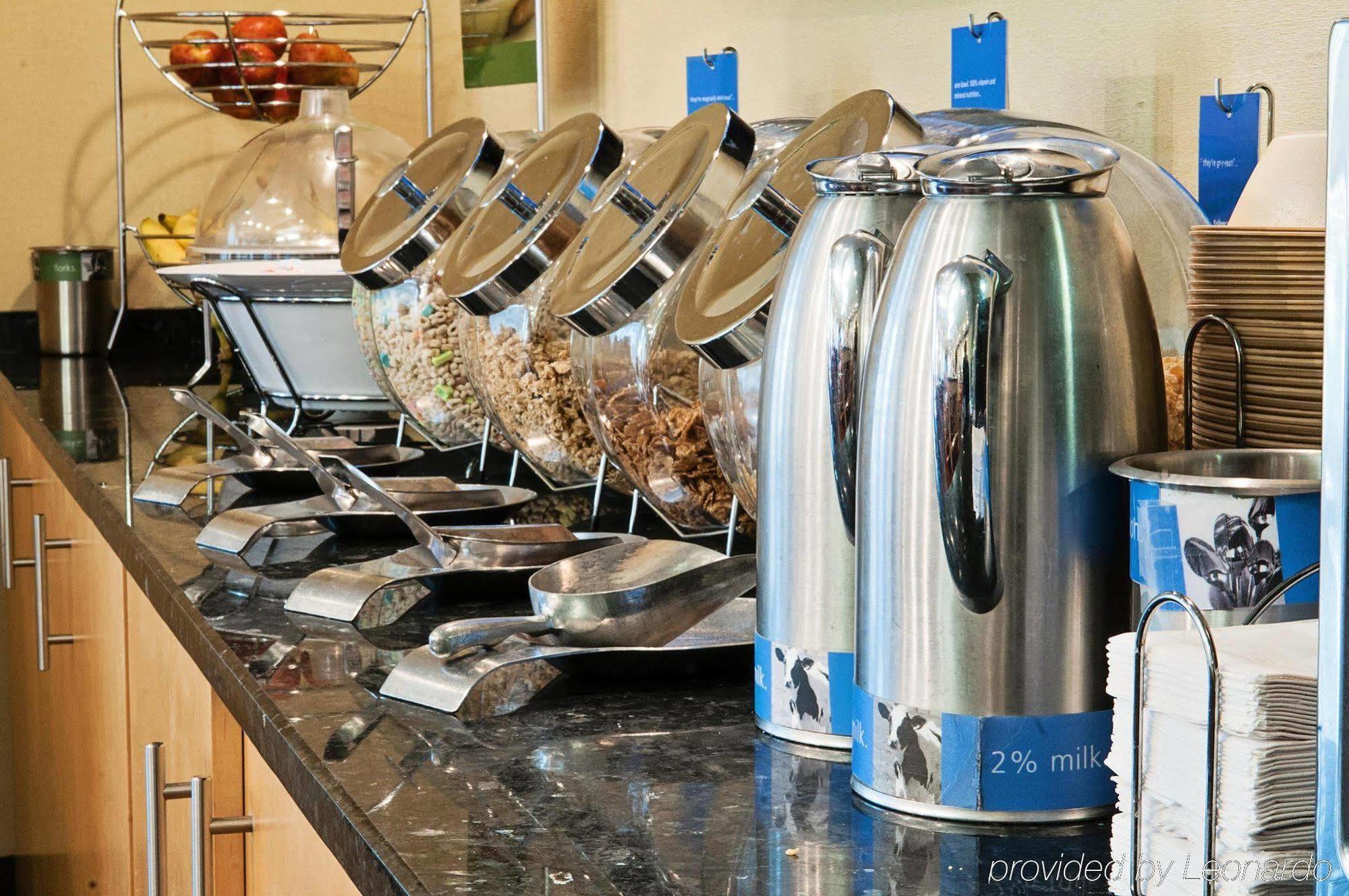 Hampton Inn Louisville Airport Fair/Expo Center Restaurant photo
