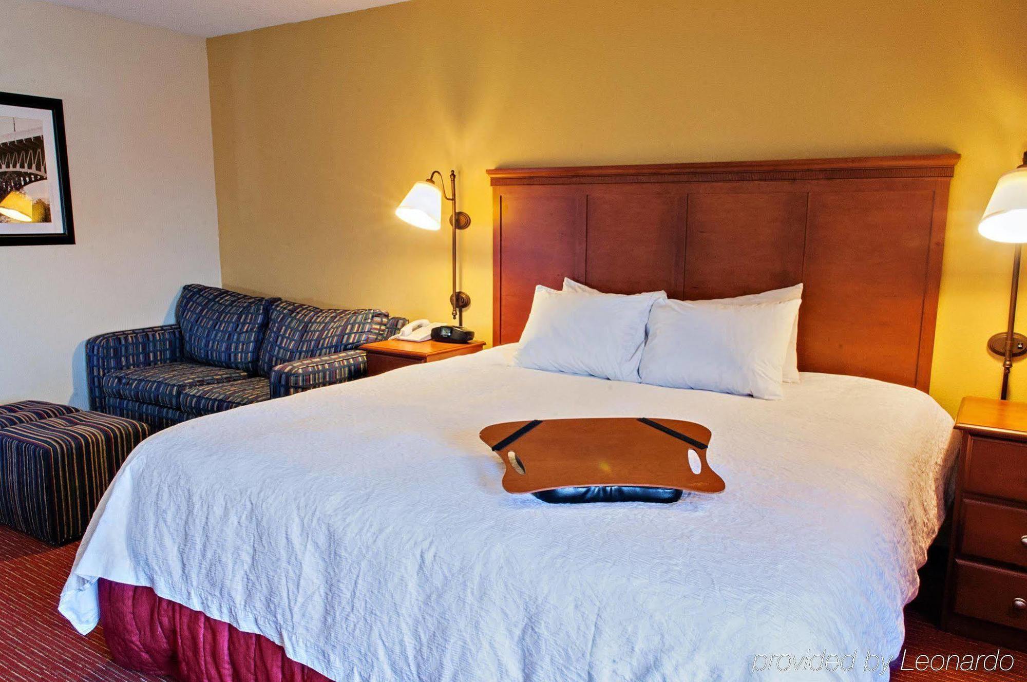 Hampton Inn Louisville Airport Fair/Expo Center Room photo